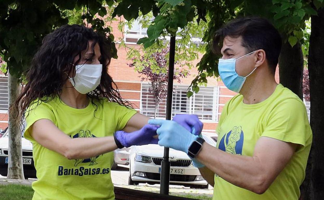 Los profesores Isabel García y Óscar Pérez muestran una figura de salsa y la dificultad para guardar las distancias en los bailes latinos y de salón. 