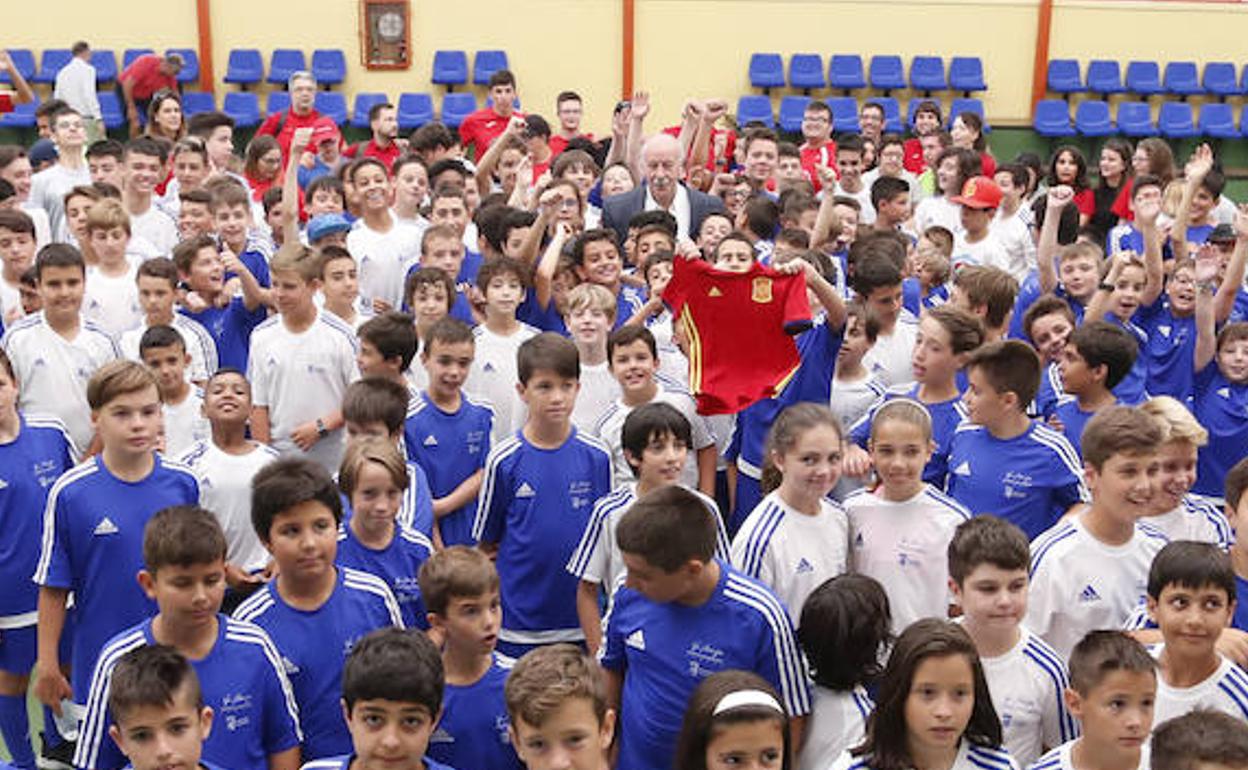 Vicente del Bosque en una visita a su campus rodeado de jóvenes. 