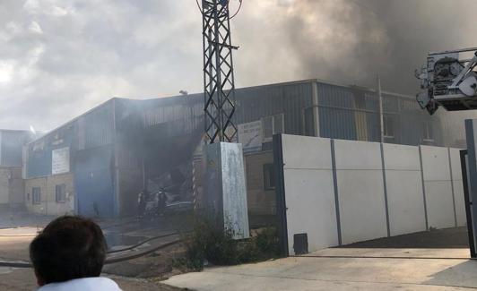 Imagen de la planta de Quimileón, una de las empresas afectadas por la expansión del incendio en la zona.