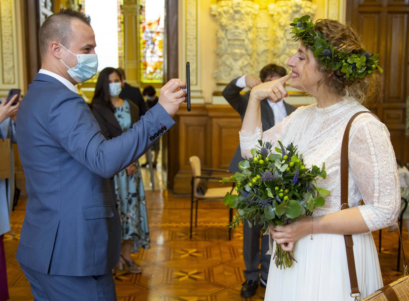 La pareja ha contraído matrimonio este viernes en el Ayuntamiento de Valladolid | La familia de la novia tuvo que seguir la ceremonia desde Holanda a través del teléfono móvil