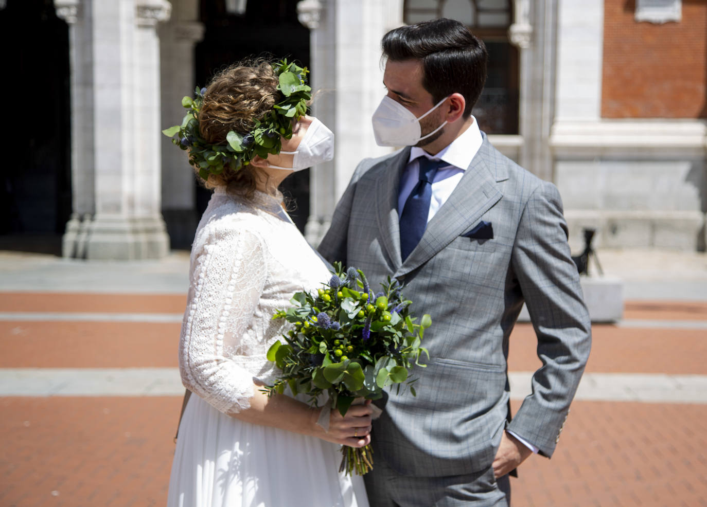 La pareja ha contraído matrimonio este viernes en el Ayuntamiento de Valladolid | La familia de la novia tuvo que seguir la ceremonia desde Holanda a través del teléfono móvil