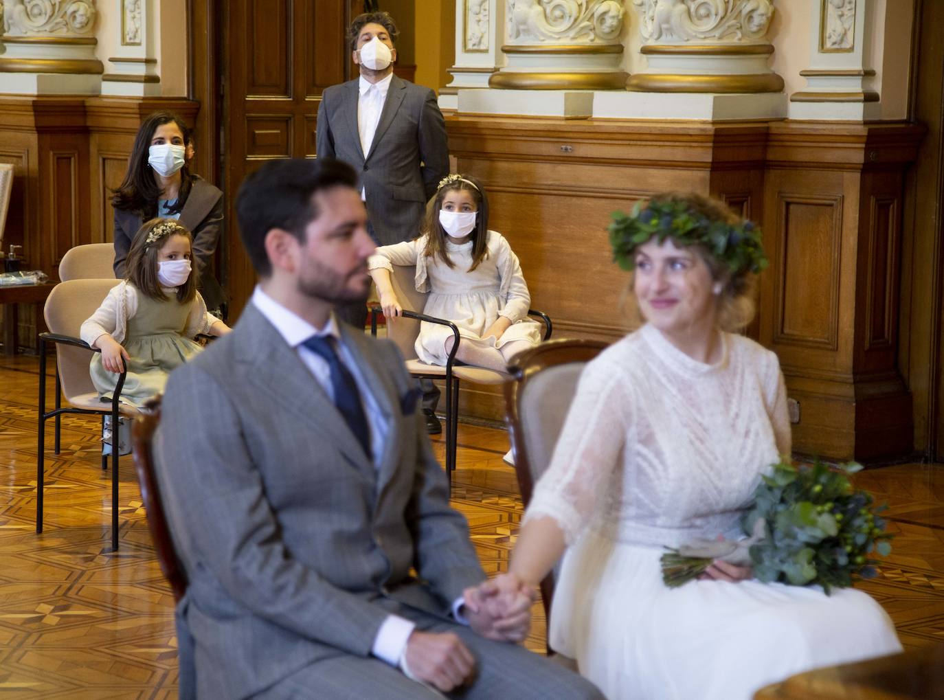 La pareja ha contraído matrimonio este viernes en el Ayuntamiento de Valladolid | La familia de la novia tuvo que seguir la ceremonia desde Holanda a través del teléfono móvil