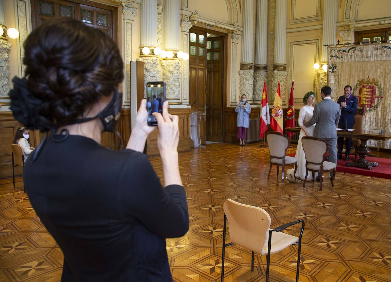 La pareja ha contraído matrimonio este viernes en el Ayuntamiento de Valladolid | La familia de la novia tuvo que seguir la ceremonia desde Holanda a través del teléfono móvil