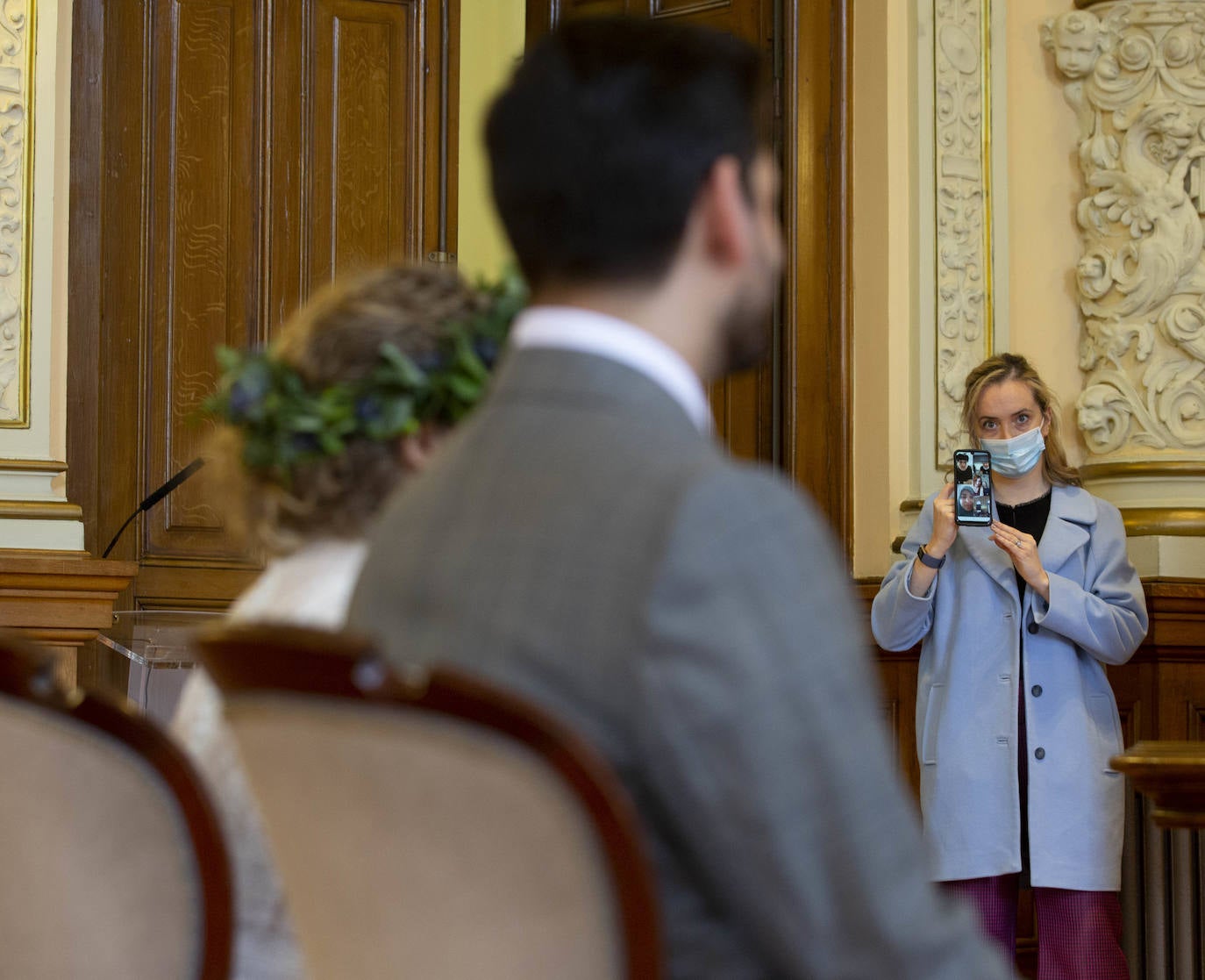 La pareja ha contraído matrimonio este viernes en el Ayuntamiento de Valladolid | La familia de la novia tuvo que seguir la ceremonia desde Holanda a través del teléfono móvil