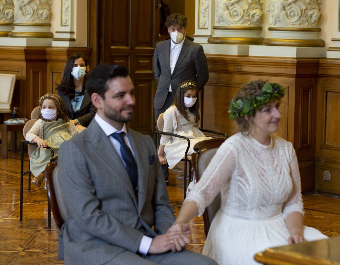 La pareja ha contraído matrimonio este viernes en el Ayuntamiento de Valladolid | La familia de la novia tuvo que seguir la ceremonia desde Holanda a través del teléfono móvil