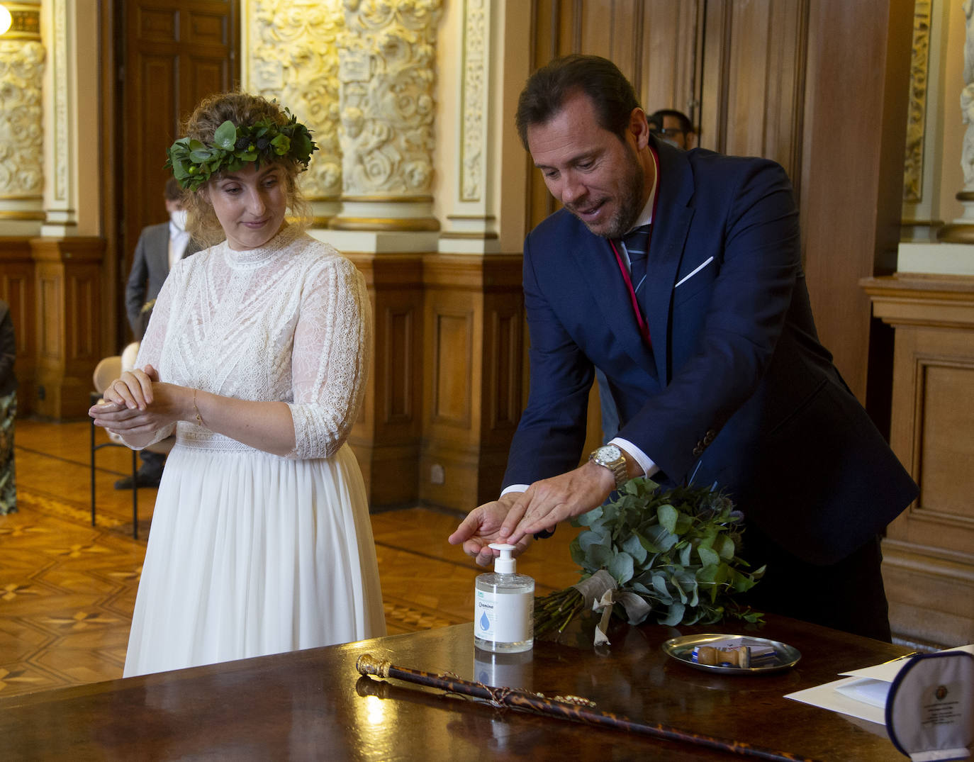 La pareja ha contraído matrimonio este viernes en el Ayuntamiento de Valladolid | La familia de la novia tuvo que seguir la ceremonia desde Holanda a través del teléfono móvil