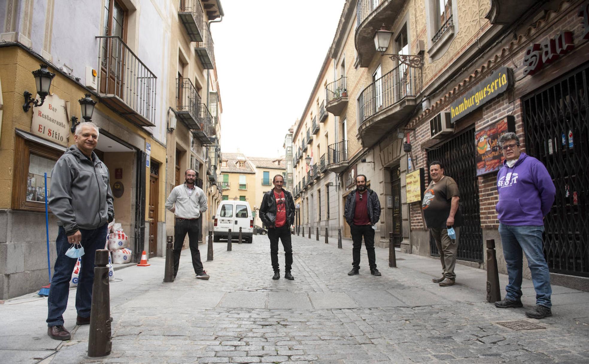 Propietarios de El Sitio, Figón de los Comuneros, Santana, RCB y Shout, en la 'calle de los bares' de Segovia. 