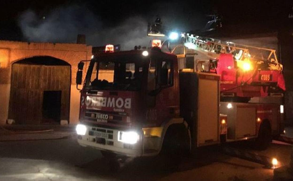 Los bomberos, en Matapozuelos, durante el incendio de 2016.