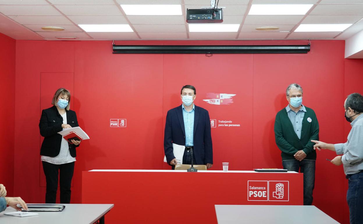 María García, Fernando Pablos y Fernando Rubio, ayer en la sede del PSOE. 