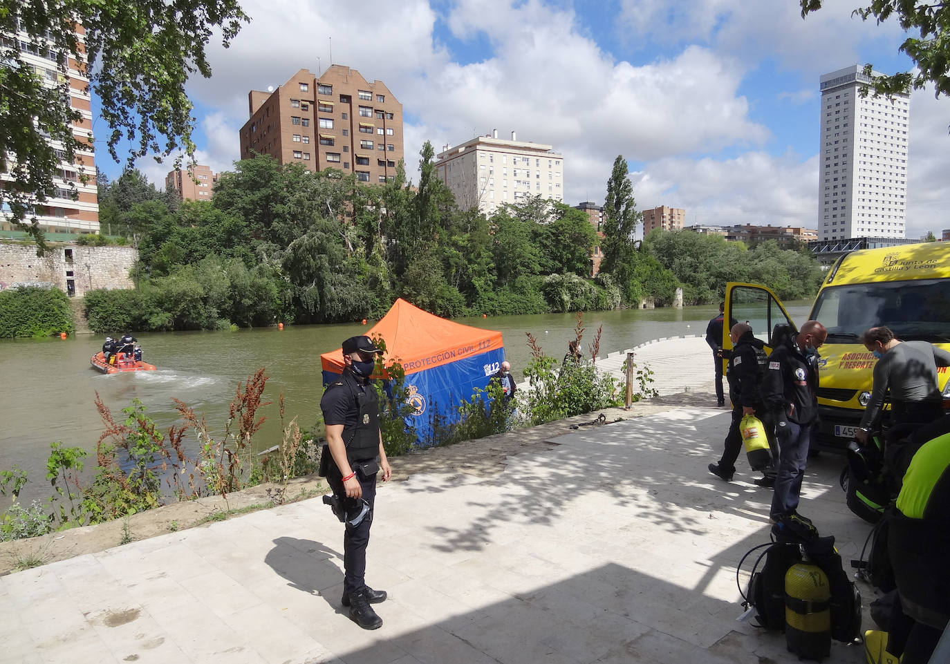 Fotos: Imágenes del rescate del cadáver del joven que desapareció el martes mientras cruzaba a nado el Pisuerga