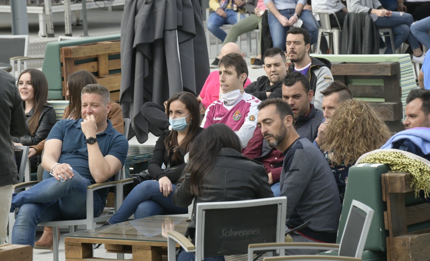 Aficionados blanquivioletas se reúnen en las terrazas de Valladolid tres meses después de iniciarse el confinamiento y con la intención de recuperar las sensaciones que aparcó aquel 8 de marzo en Zorrilla | Hoy se mide al Leganés, primer rival directo en un partido decisivo que puede darle media salvación