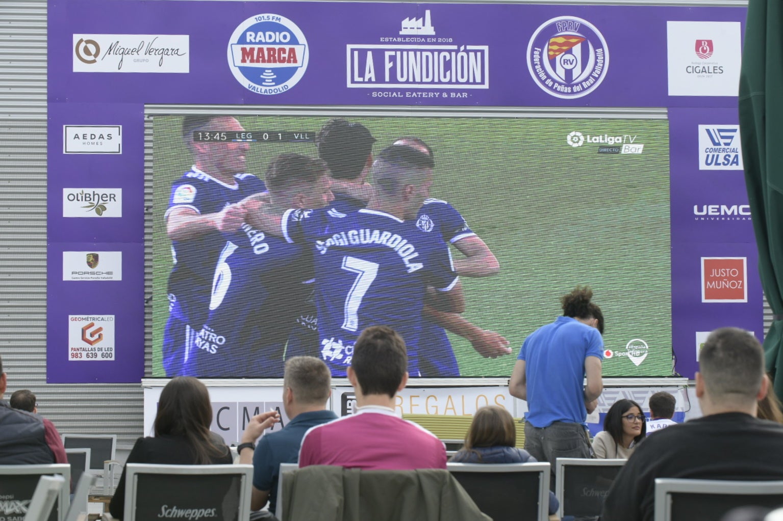 Aficionados blanquivioletas se reúnen en las terrazas de Valladolid tres meses después de iniciarse el confinamiento y con la intención de recuperar las sensaciones que aparcó aquel 8 de marzo en Zorrilla | Hoy se mide al Leganés, primer rival directo en un partido decisivo que puede darle media salvación