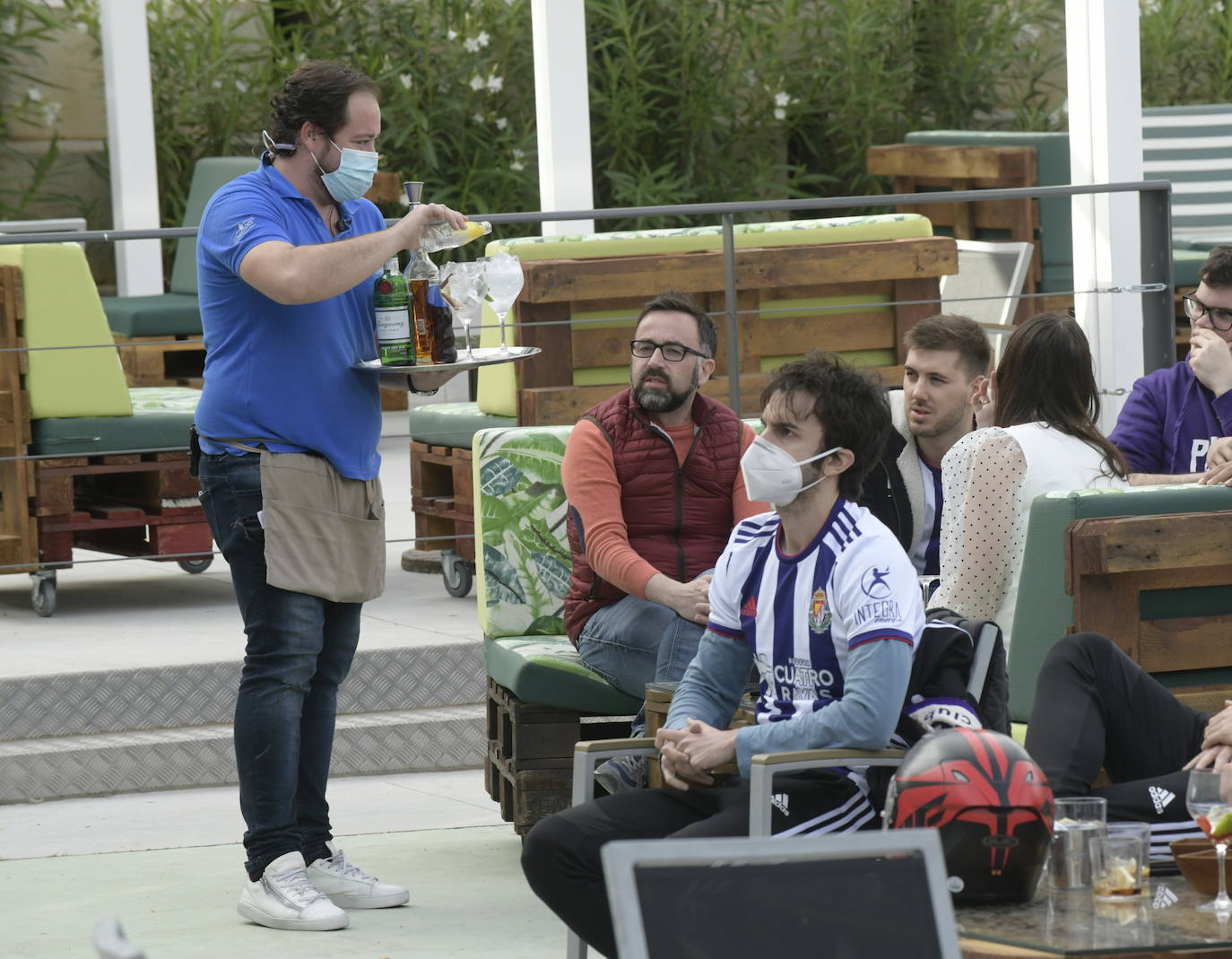 Aficionados blanquivioletas se reúnen en las terrazas de Valladolid tres meses después de iniciarse el confinamiento y con la intención de recuperar las sensaciones que aparcó aquel 8 de marzo en Zorrilla | Hoy se mide al Leganés, primer rival directo en un partido decisivo que puede darle media salvación