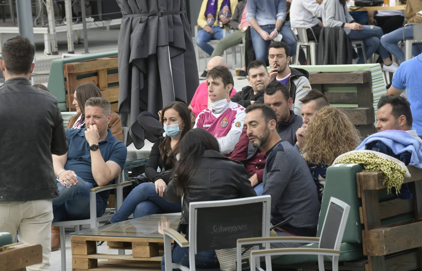Aficionados blanquivioletas se reúnen en las terrazas de Valladolid tres meses después de iniciarse el confinamiento y con la intención de recuperar las sensaciones que aparcó aquel 8 de marzo en Zorrilla | Hoy se mide al Leganés, primer rival directo en un partido decisivo que puede darle media salvación