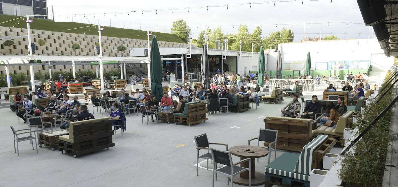 Aficionados blanquivioletas se reúnen en las terrazas de Valladolid tres meses después de iniciarse el confinamiento y con la intención de recuperar las sensaciones que aparcó aquel 8 de marzo en Zorrilla | Hoy se mide al Leganés, primer rival directo en un partido decisivo que puede darle media salvación