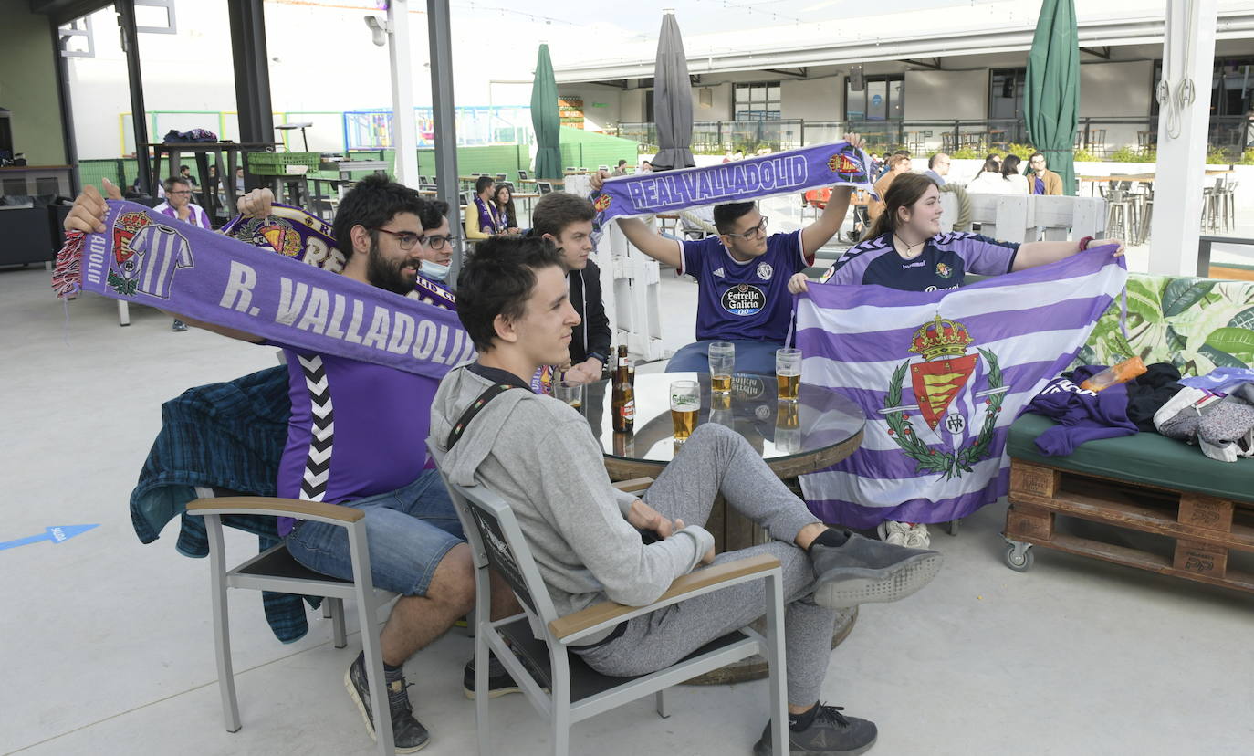 Aficionados blanquivioletas se reúnen en las terrazas de Valladolid tres meses después de iniciarse el confinamiento y con la intención de recuperar las sensaciones que aparcó aquel 8 de marzo en Zorrilla | Hoy se mide al Leganés, primer rival directo en un partido decisivo que puede darle media salvación