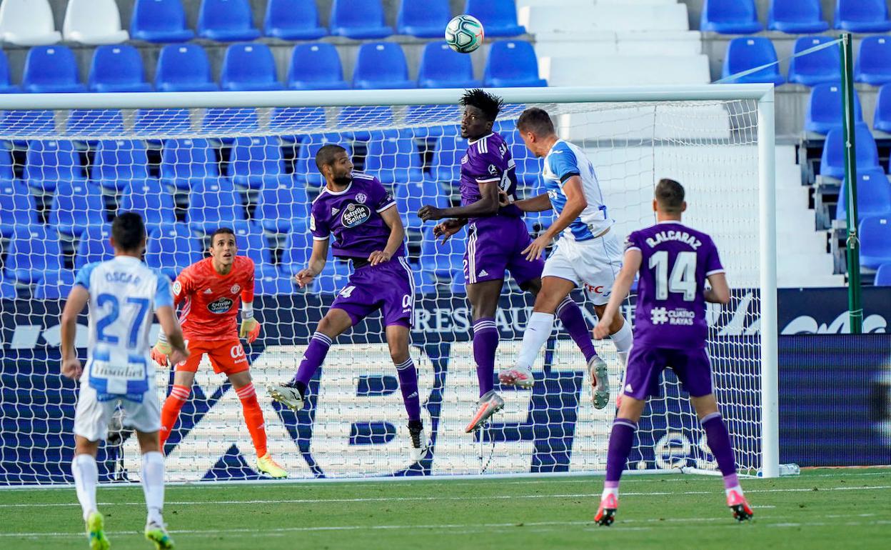 Salisu despeja un balón en su área.