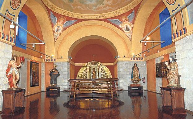 Imagen principal - Arriba, Salas del Museo de Arte Sacro instalado en el Convento de San Francisco; Museo de la Medicina, en el Hospital de Santa María de Clemencia e Interior con bóveda románica de San Fructuoso, en Valoria del Alcor. 