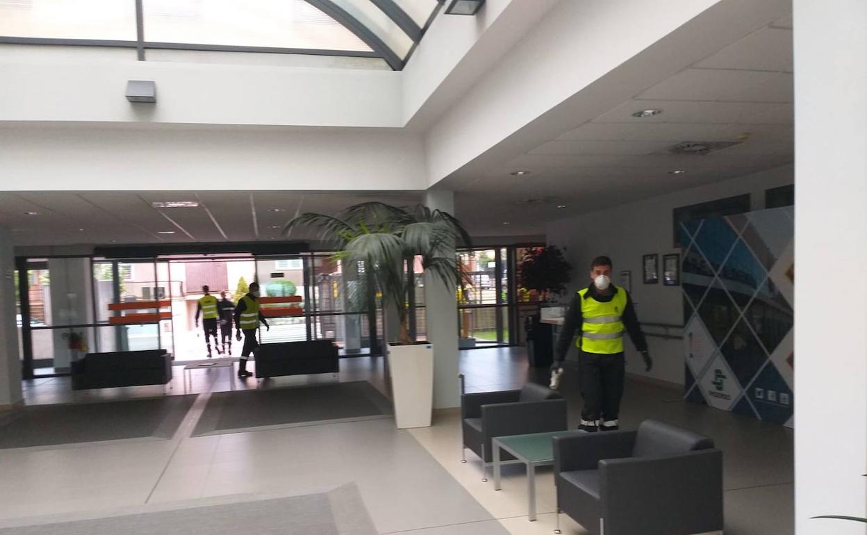 La UME realizando labores de desinfección en el CRE de Alzheimer hace dos meses. 