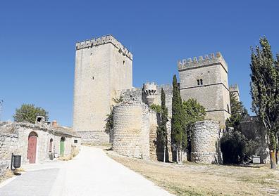 Imagen secundaria 1 - Arriba, las calles porticadas de Ampudia reflejan el estilo señorial de una villa histórica y sobre estas líneas, Castillo que fue propiedad del Duque de Lerma.