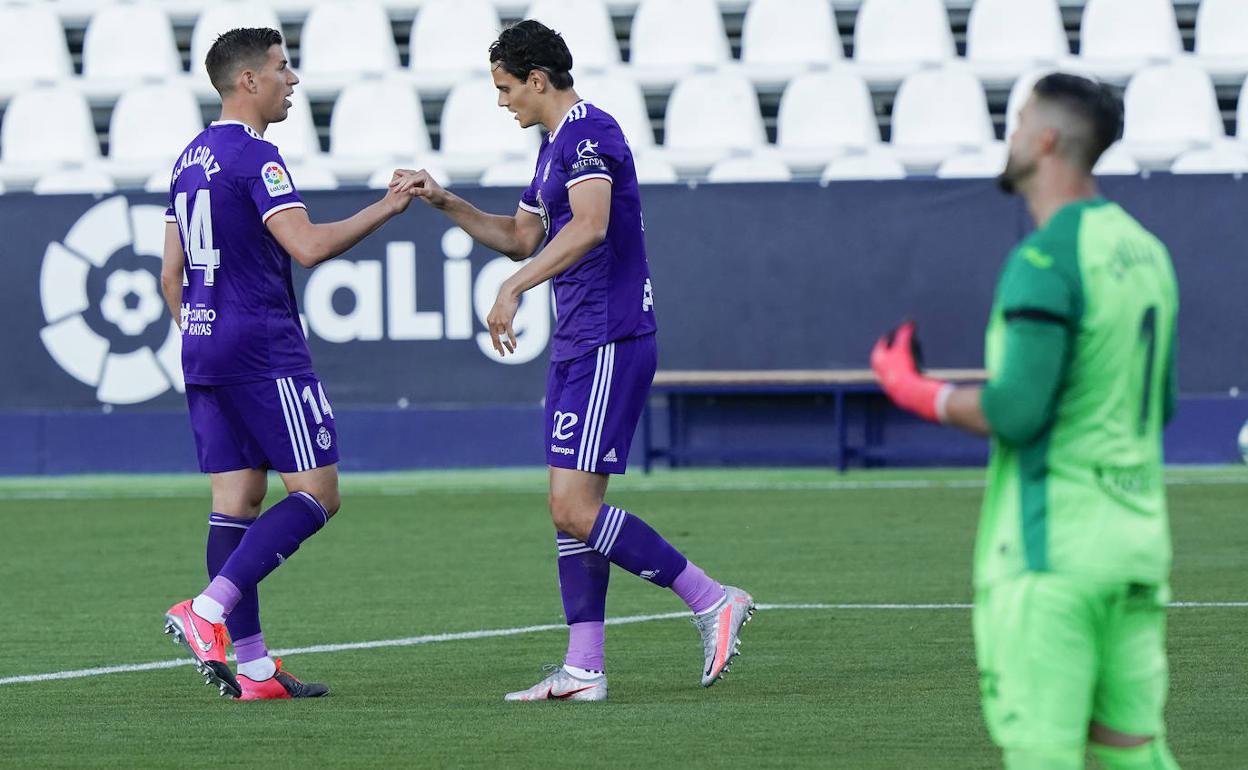 Rubén Alcaraz y Enes Ünal celebran el gol del turco en el segundo minuto del encuentro.