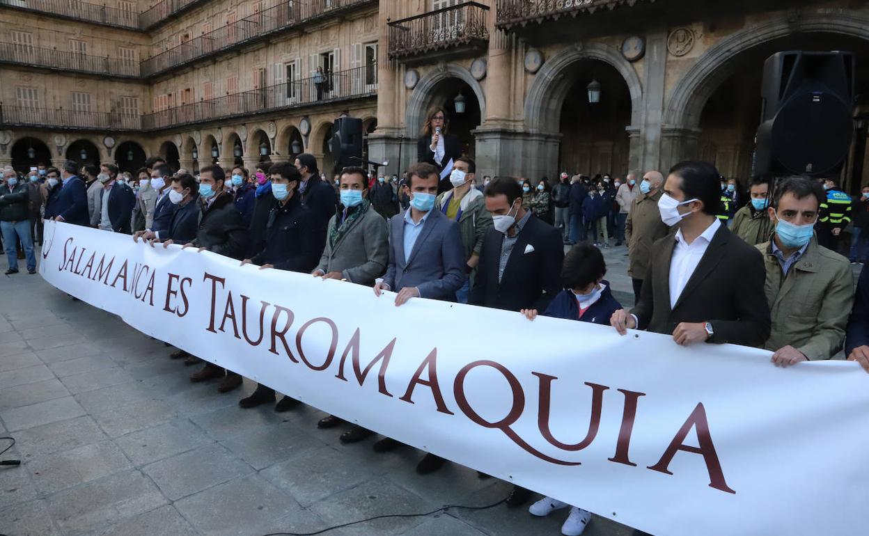 Participantes en el acto portan la pancarta con el lema 'Salamanca es Tauromaquía'