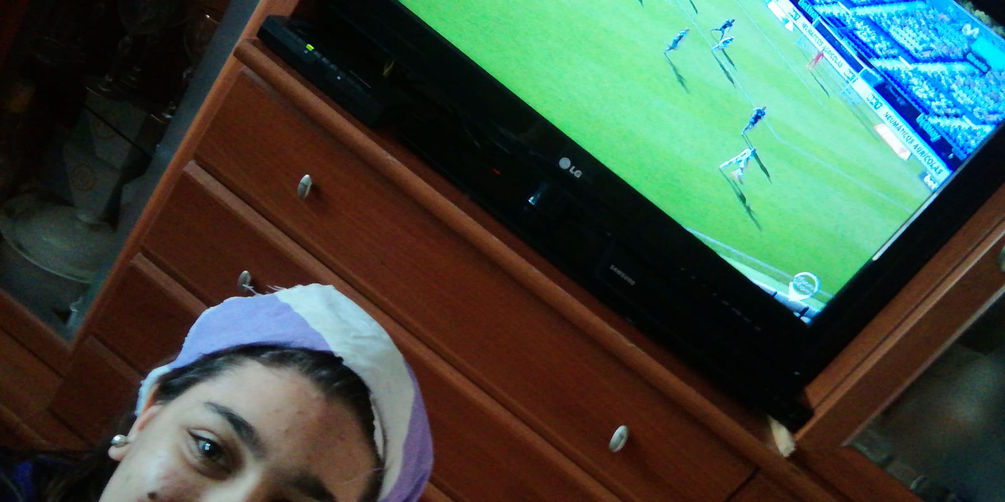 Ylenia sigue el partido desde casa.