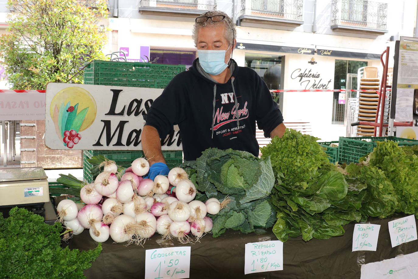 Después del confinamiento, han vuelto a mostrar su género en este escaparate al que vuelven con más distancia entre puestos y en el suelo marcas de tiza con la separación que deben guardar con los clientes