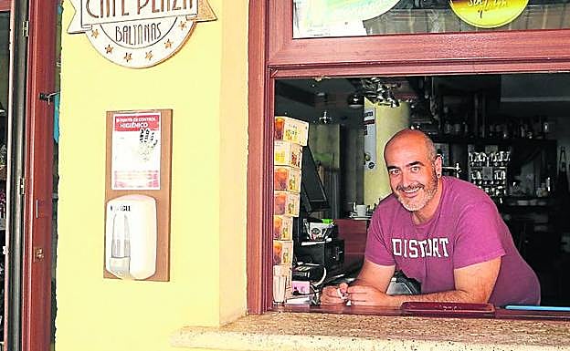 Conra Santamaría, en su negocio.