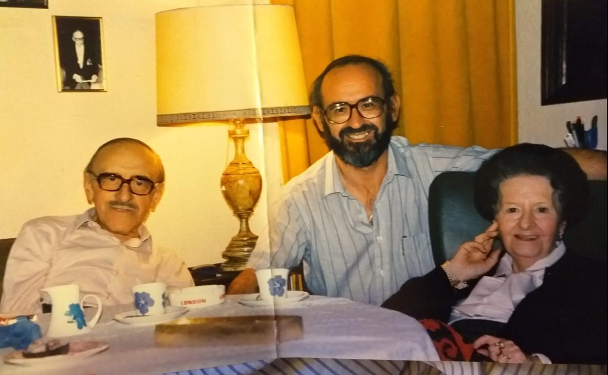 Delibes acudió a consolar a su amigo Paco Martín Abril y a su esposa Alicia tras el asesinato en El Salvador de su hijo Ignacio,en la foto con sus padres en 1989, poco antes del suceso. 