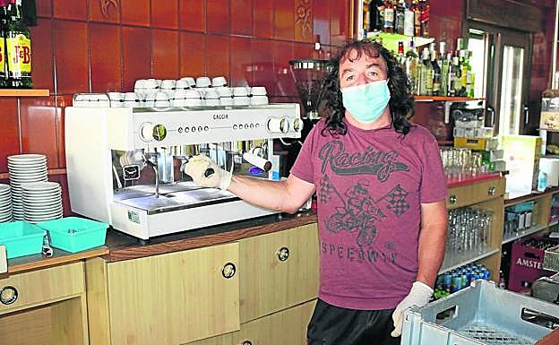 José Ángel Escudero 'Koke', en su bar de Cevico Navero.