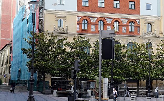 Imagen principal - Obras en Correos, La Unión y el Fénix y el jardín vertical de El Corte Inglés de Constitución. 
