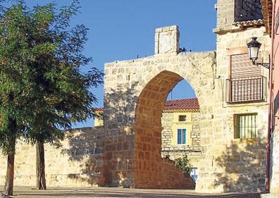 Imagen secundaria 1 - Alfarje mudéjar en San Millán y, debajo, el arco de La Barbacana.