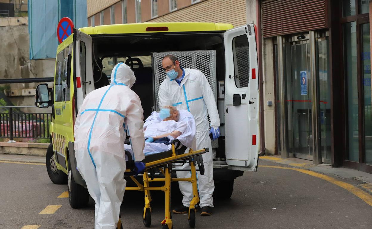 Traslado en ambulancia de un paciente al Hospital Clínico. 