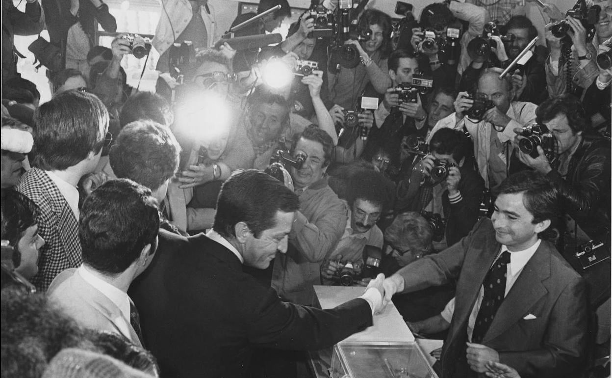 Adolfo Suárez votando el 15 de junio de 1977. 