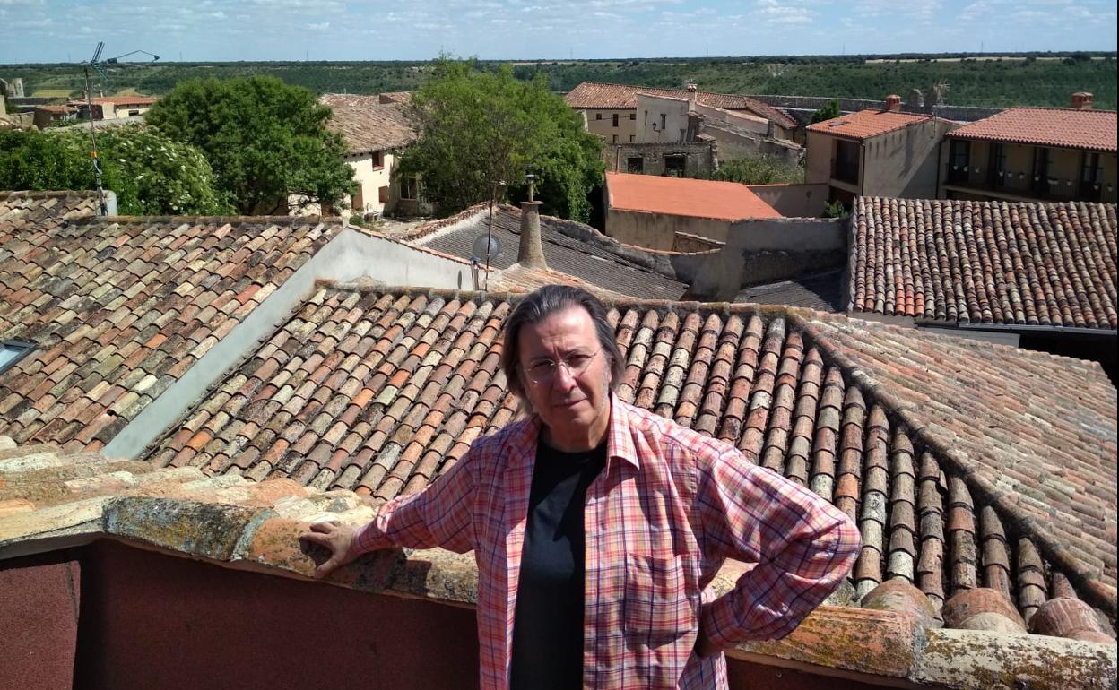 Luis Delgado, en su terraza en Urueña.