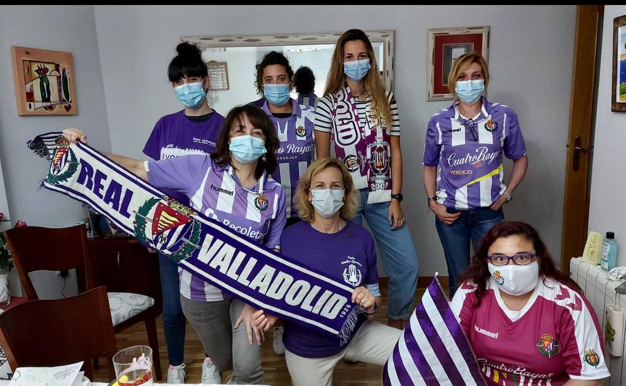 Un grupo de aficionadas preparadas para animar desde casa al Real Valladolid. 