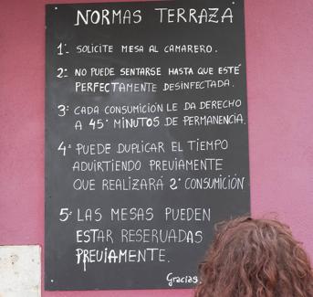 Cartel con las normas de uso en una terraza del centro. 