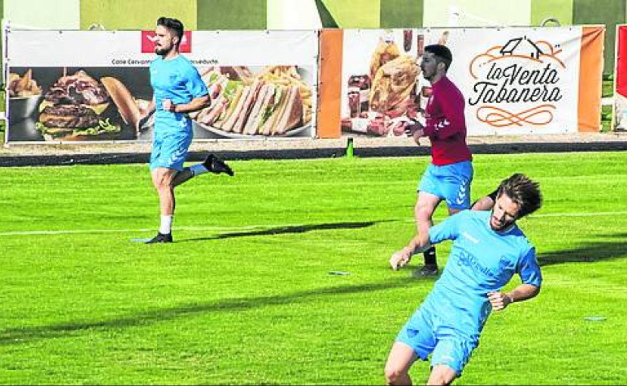 Jugadores de la Segoviana entrenan el pasado día 9.