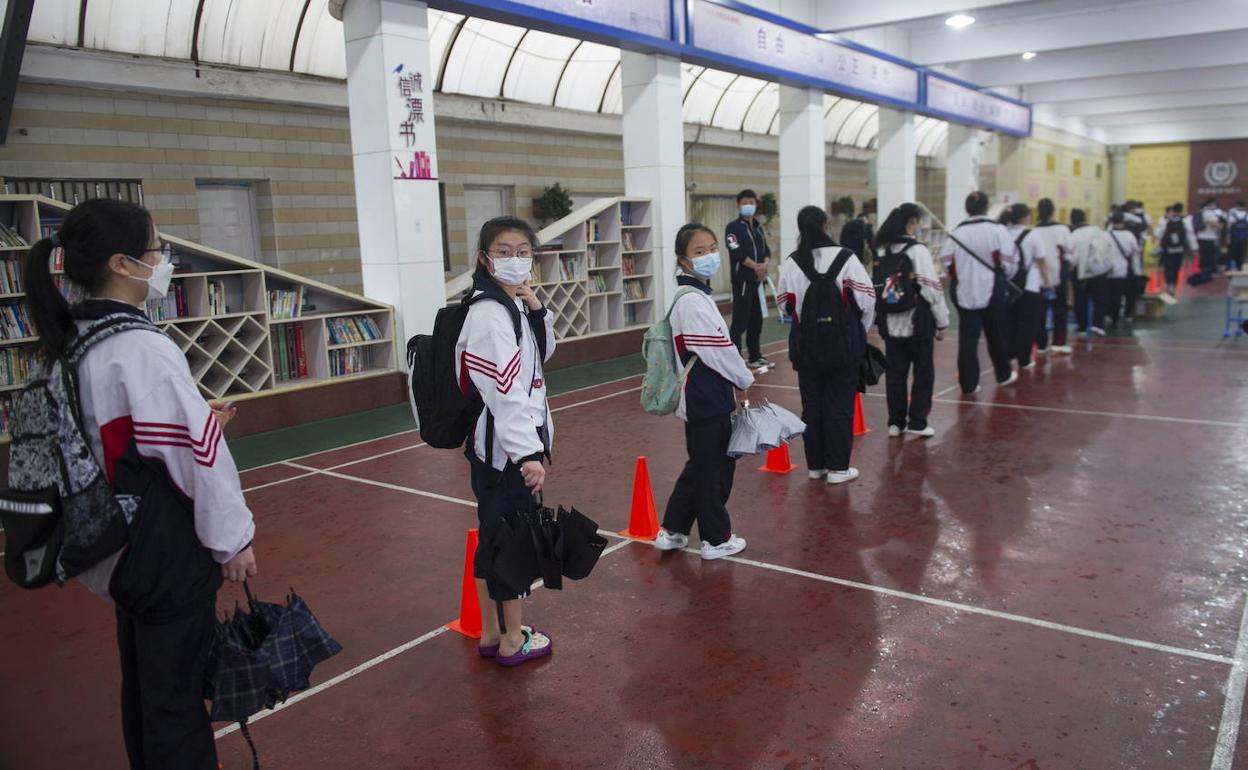Estudiantes de Wahan se disponen a entrar en clase después del confinamiento.