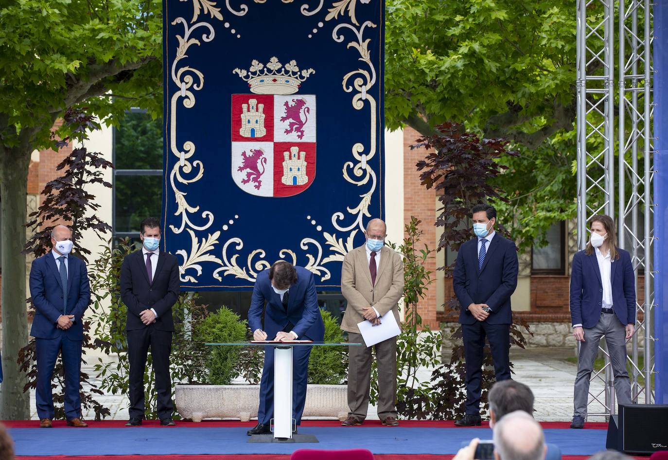 El presidente de la Junta de Castilla y León, Alfonso Fernández Mañueco, junto al vicepresidente, Francisco Igea, firman el Pacto por la Recuperación Económica, el Empleo y la Cohesión Social en Castilla y León con el portavoz parlamentario del Partido Socialista, Luis Tudanca, así como con otros portavoces.