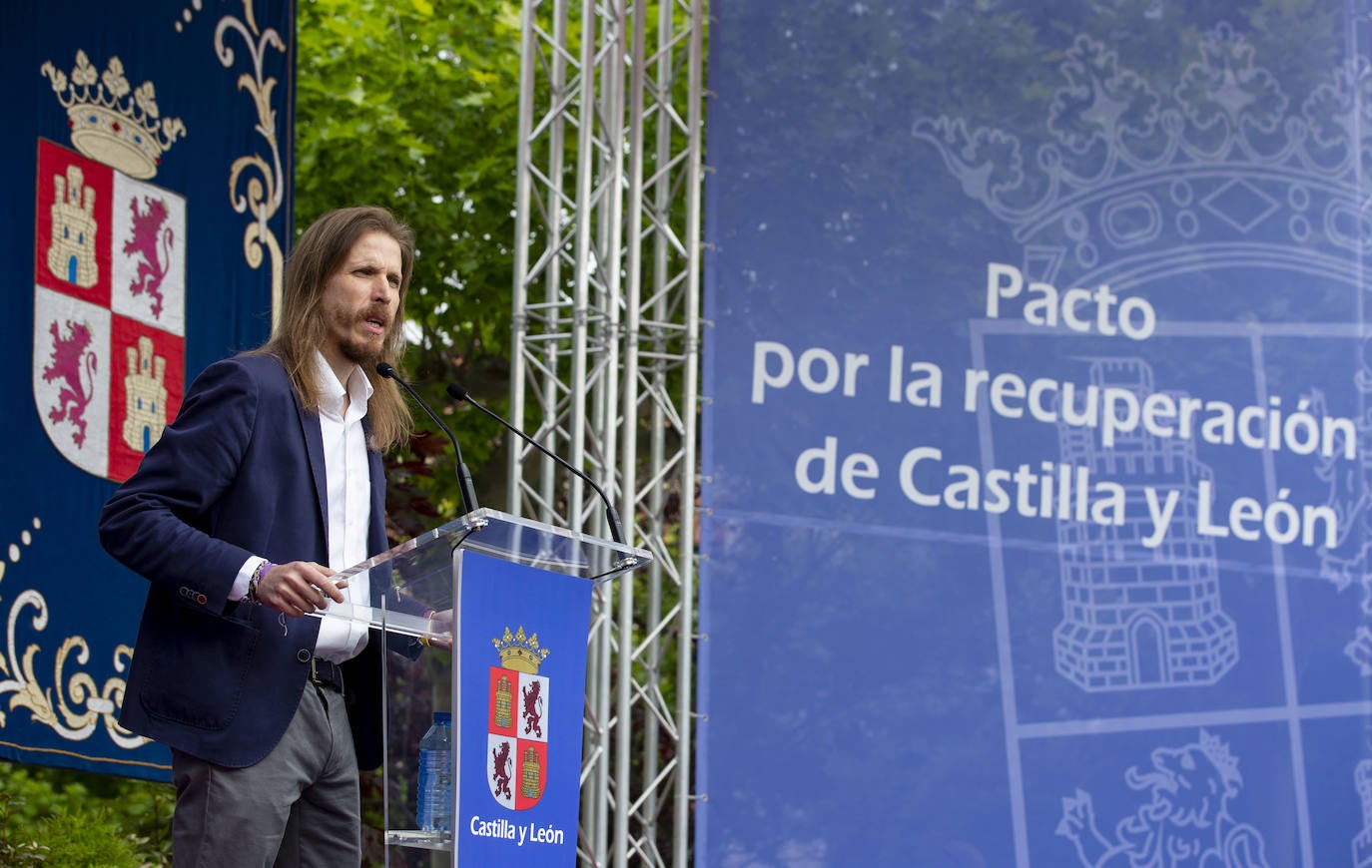 El presidente de la Junta de Castilla y León, Alfonso Fernández Mañueco, junto al vicepresidente, Francisco Igea, firman el Pacto por la Recuperación Económica, el Empleo y la Cohesión Social en Castilla y León con el portavoz parlamentario del Partido Socialista, Luis Tudanca, así como con otros portavoces.