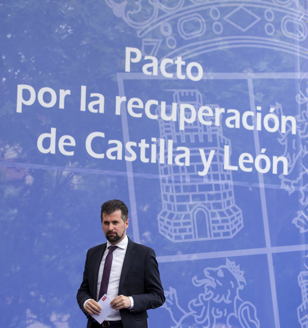 El presidente de la Junta de Castilla y León, Alfonso Fernández Mañueco, junto al vicepresidente, Francisco Igea, firman el Pacto por la Recuperación Económica, el Empleo y la Cohesión Social en Castilla y León con el portavoz parlamentario del Partido Socialista, Luis Tudanca, así como con otros portavoces.