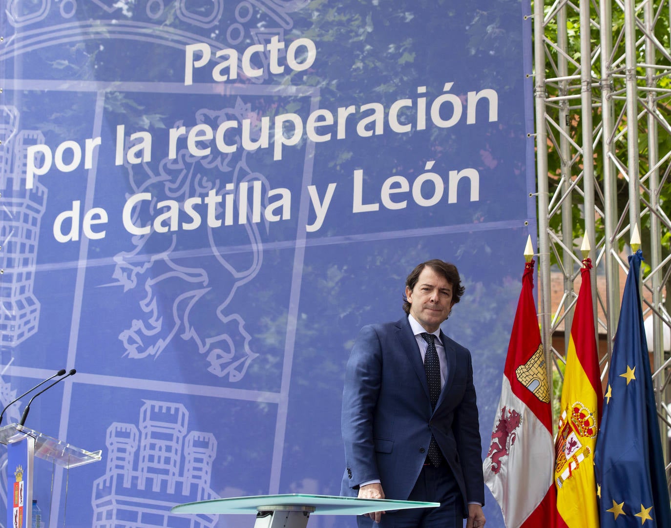 El presidente de la Junta de Castilla y León, Alfonso Fernández Mañueco, junto al vicepresidente, Francisco Igea, firman el Pacto por la Recuperación Económica, el Empleo y la Cohesión Social en Castilla y León con el portavoz parlamentario del Partido Socialista, Luis Tudanca, así como con otros portavoces.