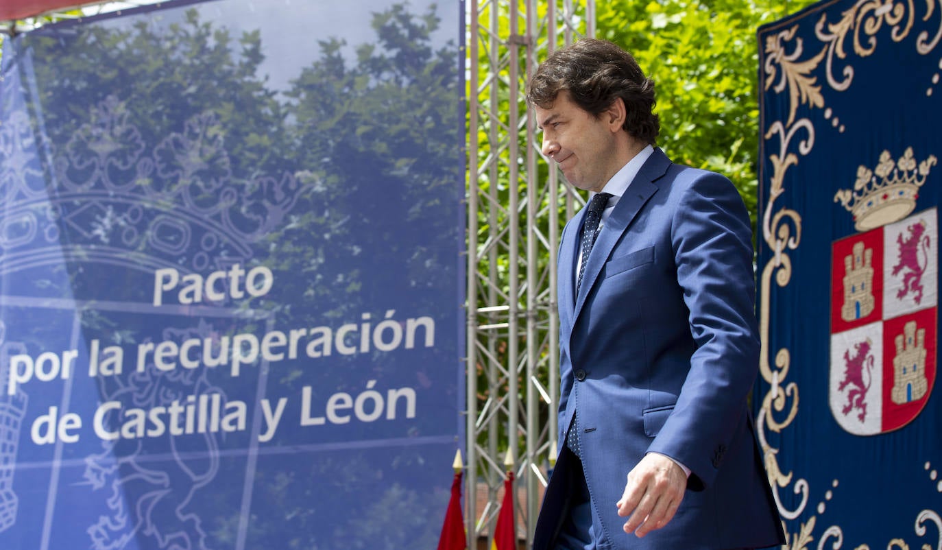El presidente de la Junta de Castilla y León, Alfonso Fernández Mañueco, junto al vicepresidente, Francisco Igea, firman el Pacto por la Recuperación Económica, el Empleo y la Cohesión Social en Castilla y León con el portavoz parlamentario del Partido Socialista, Luis Tudanca, así como con otros portavoces.