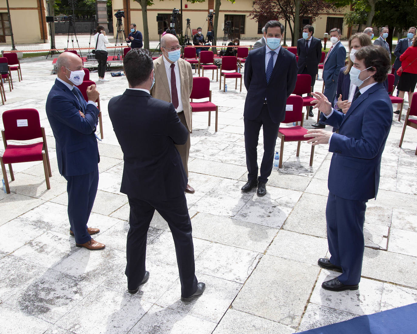 El presidente de la Junta de Castilla y León, Alfonso Fernández Mañueco, junto al vicepresidente, Francisco Igea, firman el Pacto por la Recuperación Económica, el Empleo y la Cohesión Social en Castilla y León con el portavoz parlamentario del Partido Socialista, Luis Tudanca, así como con otros portavoces.