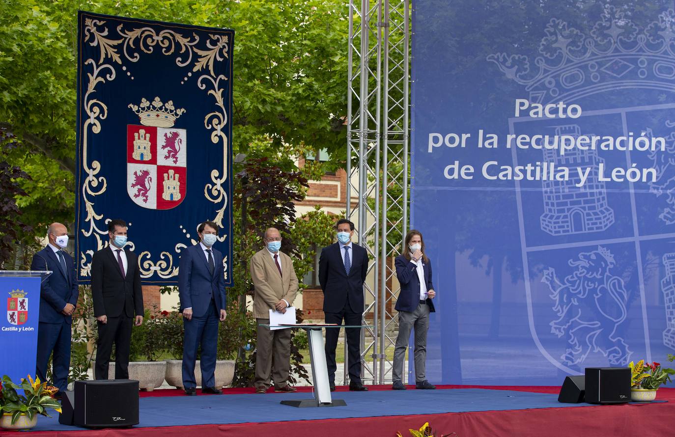 El presidente de la Junta de Castilla y León, Alfonso Fernández Mañueco, junto al vicepresidente, Francisco Igea, firman el Pacto por la Recuperación Económica, el Empleo y la Cohesión Social en Castilla y León con el portavoz parlamentario del Partido Socialista, Luis Tudanca, así como con otros portavoces.