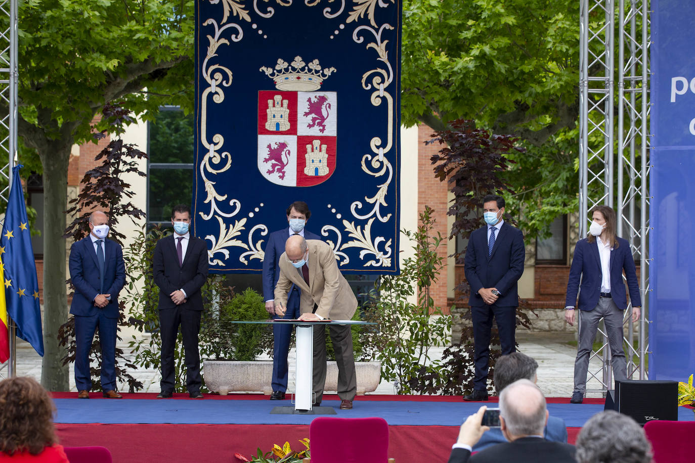 El presidente de la Junta de Castilla y León, Alfonso Fernández Mañueco, junto al vicepresidente, Francisco Igea, firman el Pacto por la Recuperación Económica, el Empleo y la Cohesión Social en Castilla y León con el portavoz parlamentario del Partido Socialista, Luis Tudanca, así como con otros portavoces.