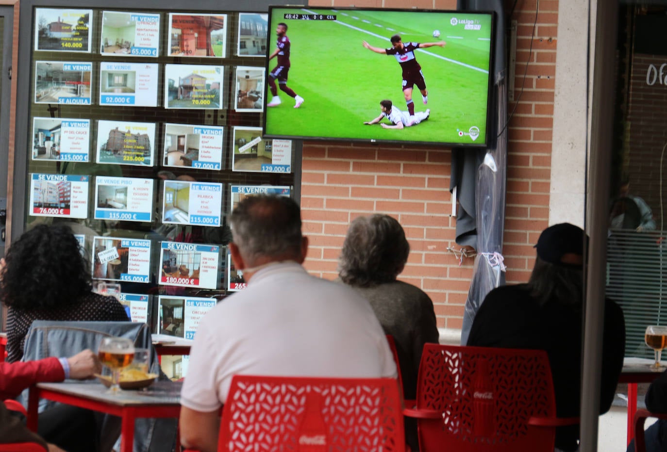 Los seguidores blanquivioletas han buscado soluciones para llevar la grada del Zorrilla a su terraza o bar favorito