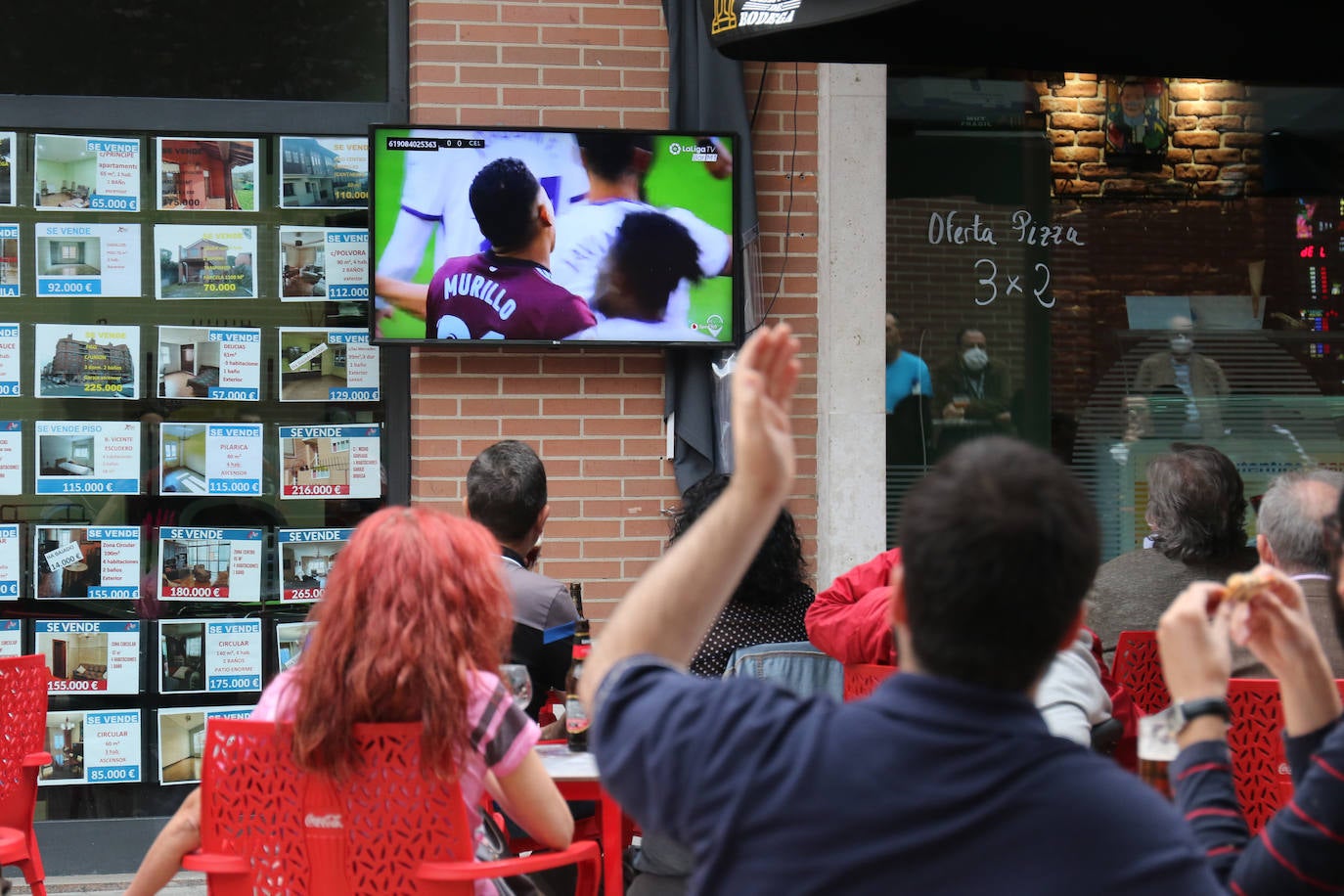 Los seguidores blanquivioletas han buscado soluciones para llevar la grada del Zorrilla a su terraza o bar favorito